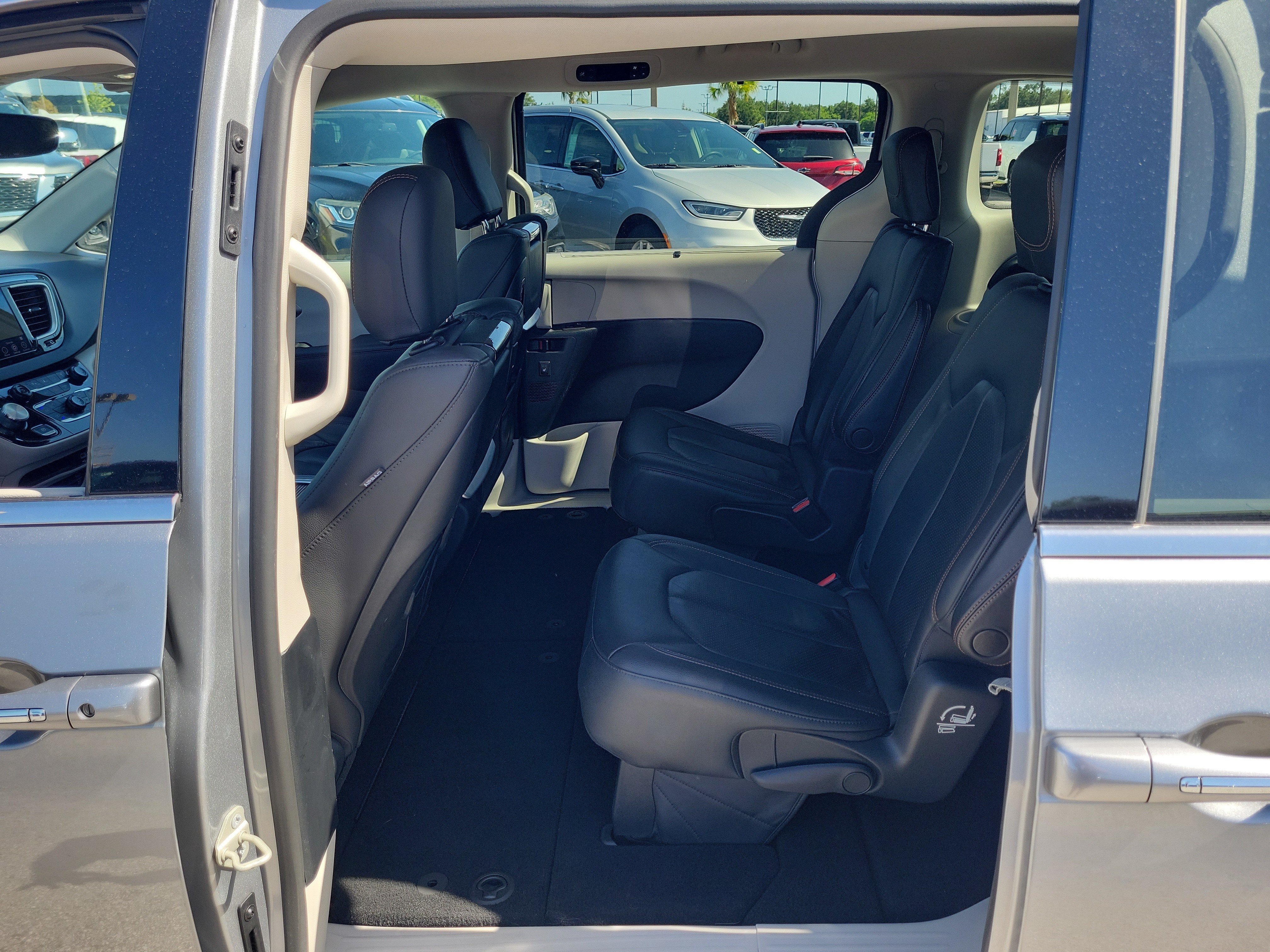 Used 2020 Chrysler Pacifica Touring-L Plus w/ Advanced Safetytec Group FWD image 16