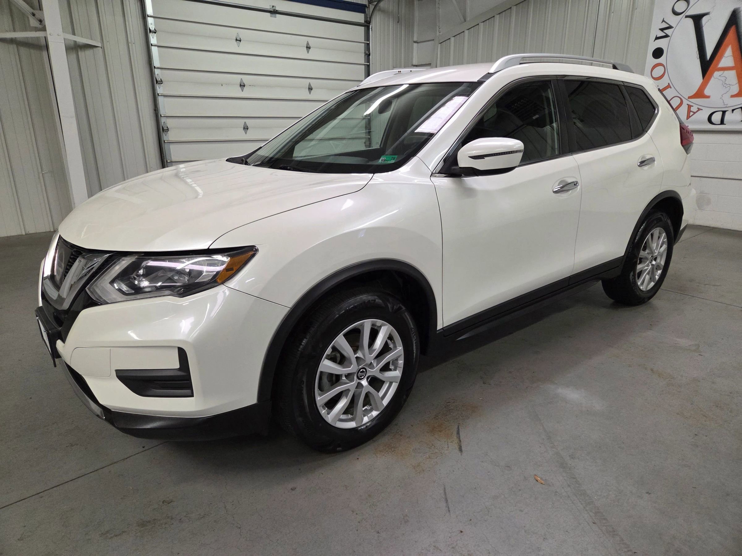 Used 2017 Nissan Rogue SV image 2