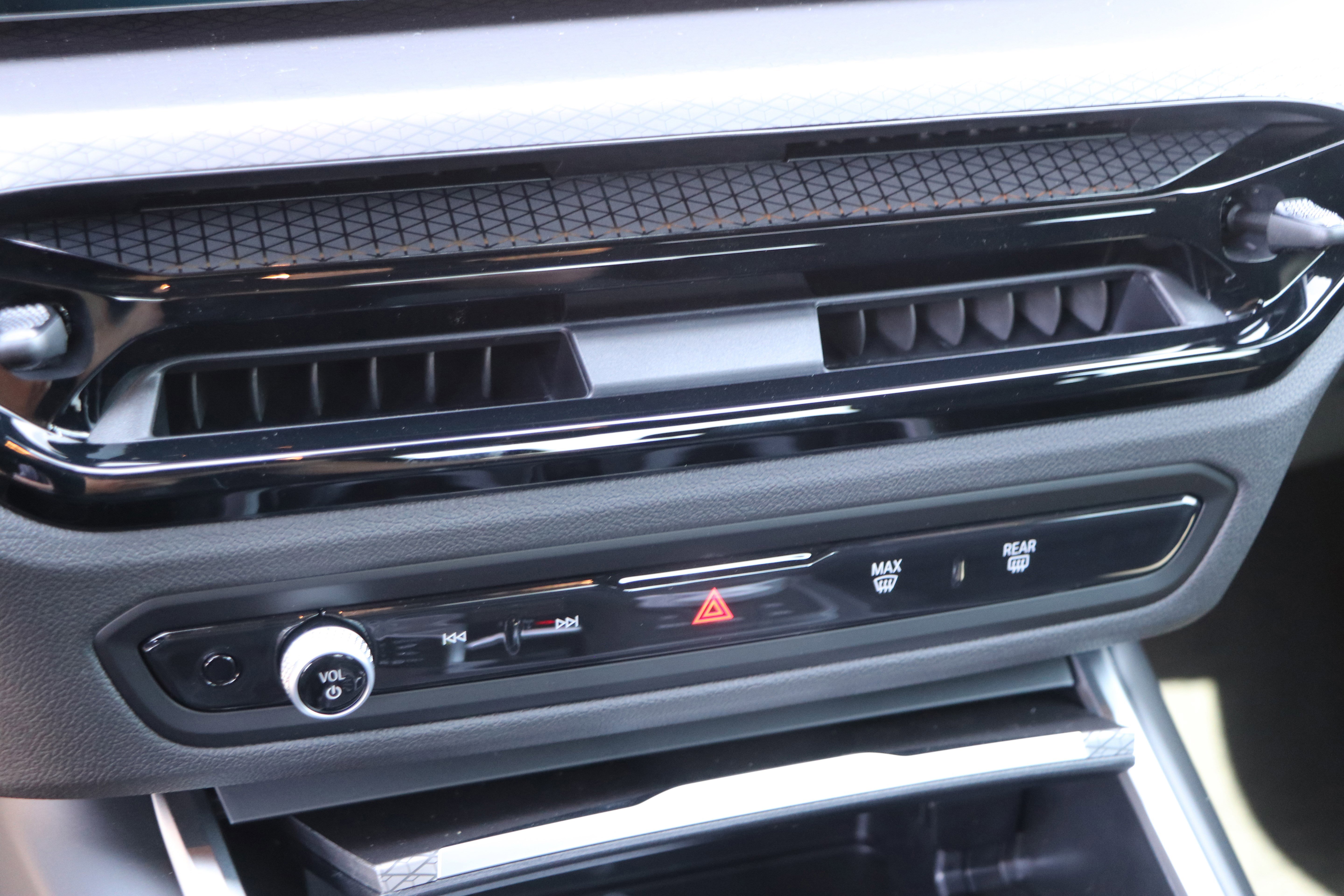 Certified 2025 BMW 330i Sedan w/ M Sport Package image 23