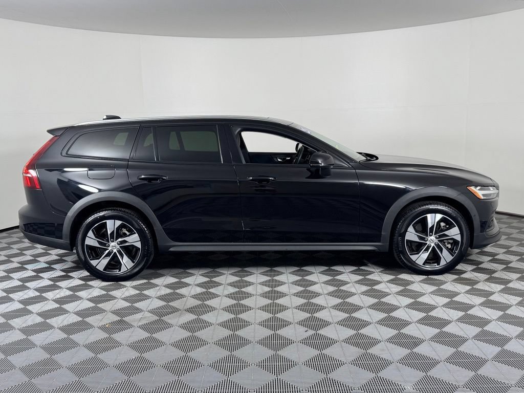 Certified 2025 Volvo V60 B5 Cross Country Plus AWD/4WD image 5