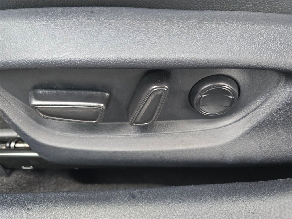 Used 2025 Toyota Camry SE image 19