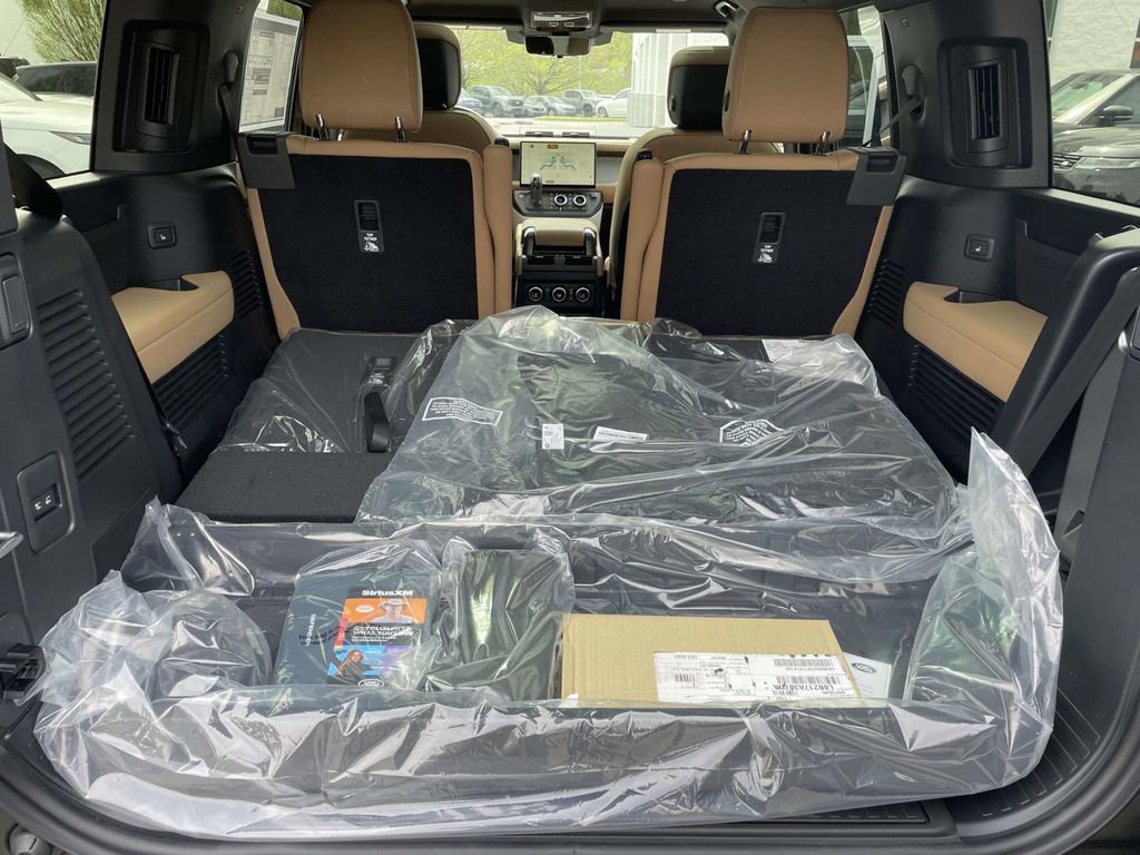 New 2026 Land Rover Defender 130 X-Dynamic SE AWD/4WD image 18