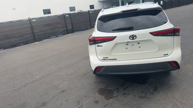 Used 2021 Toyota Highlander XLE FWD image 13