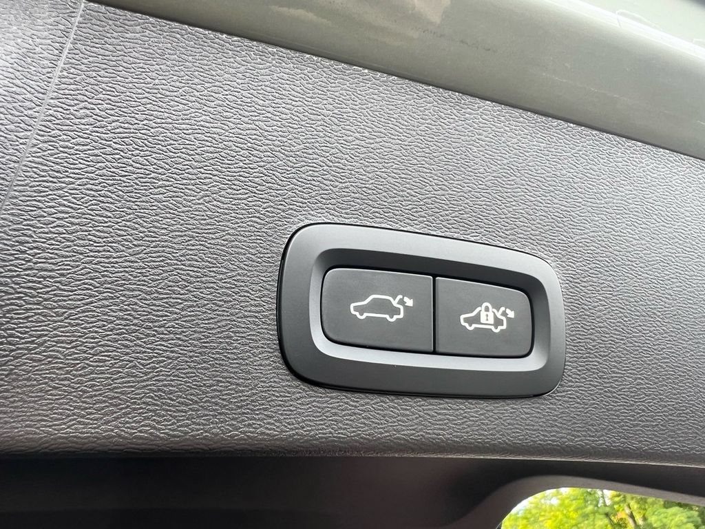 Certified 2025 Volvo XC40 B5 Plus AWD/4WD image 29