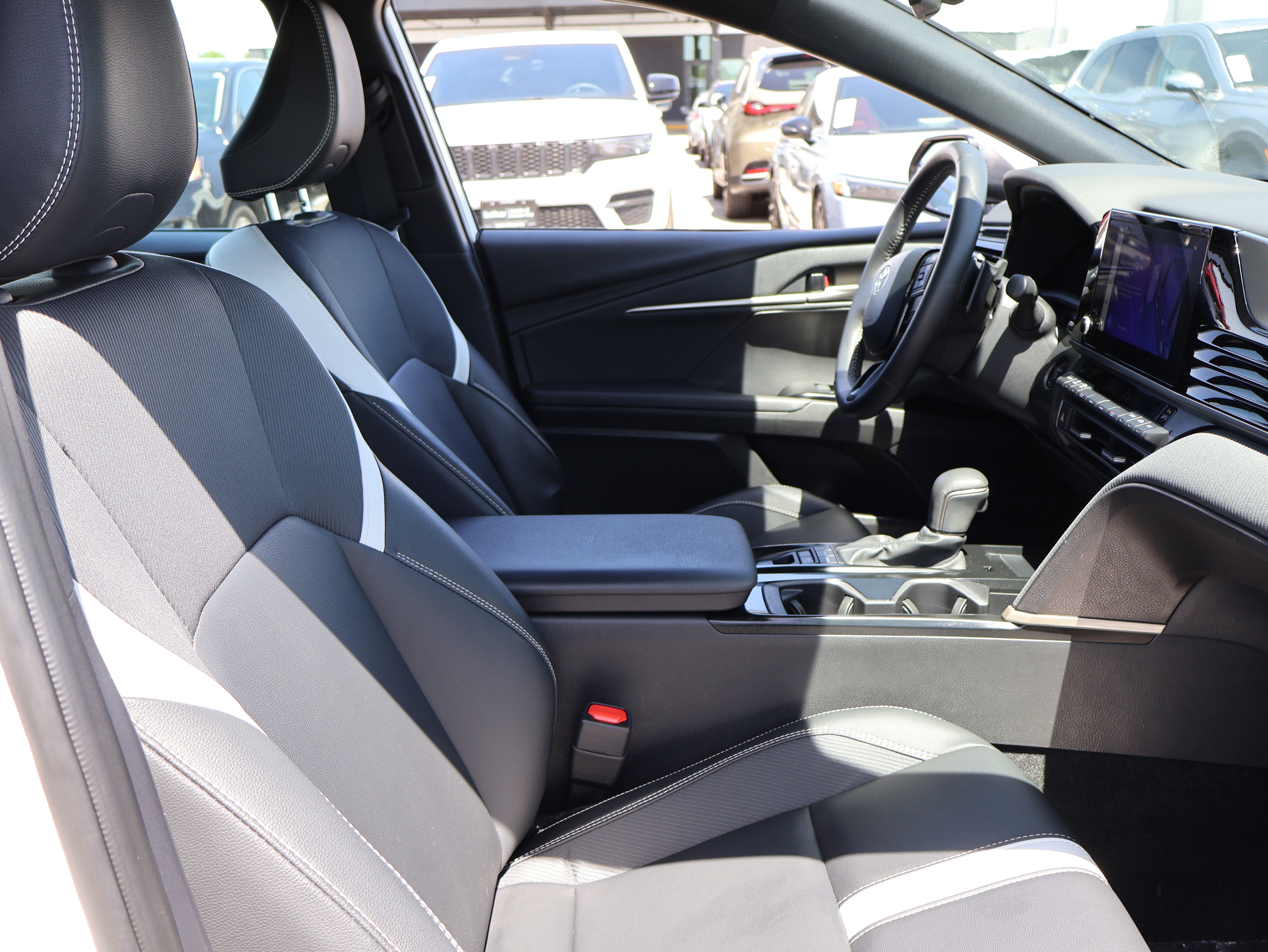 Used 2025 Toyota Camry SE FWD image 9