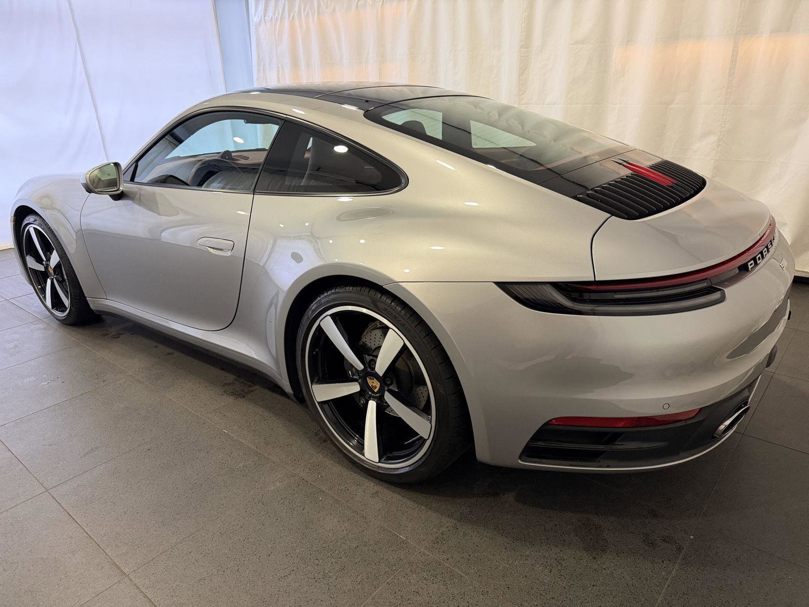 Used 2022 Porsche 911 Carrera image 3