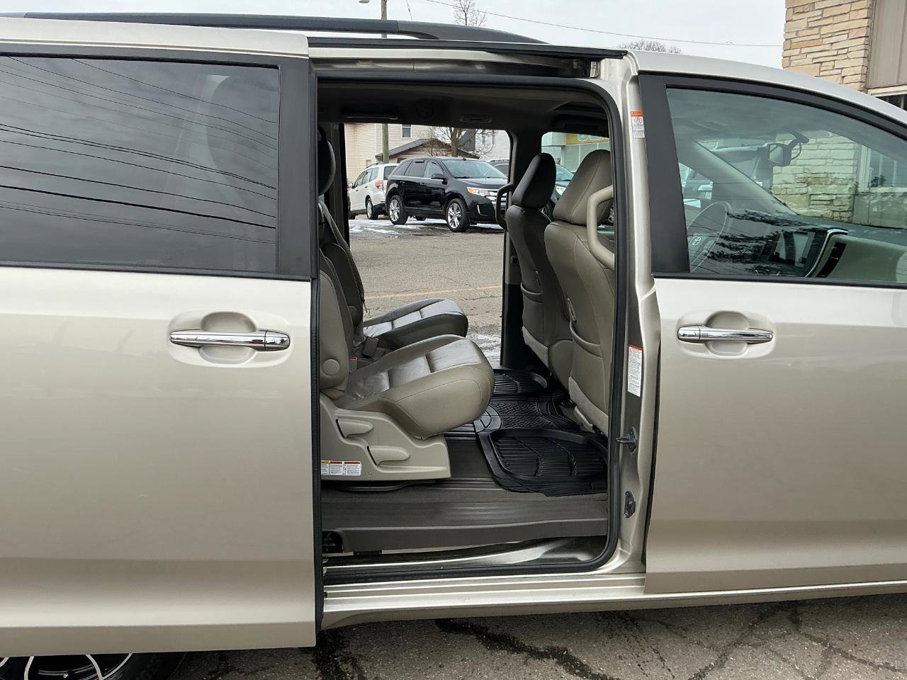 Used 2015 Toyota Sienna XLE FWD image 9