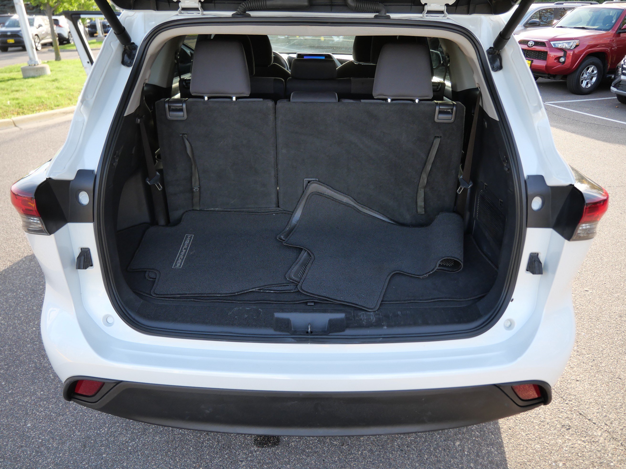Used 2025 Toyota Highlander LE AWD/4WD image 18