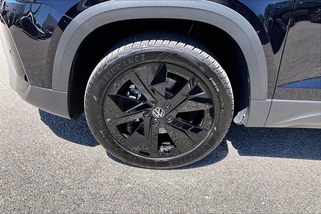 Certified 2025 Volkswagen Taos SE w/ Panoramic Sunroof Package image 13