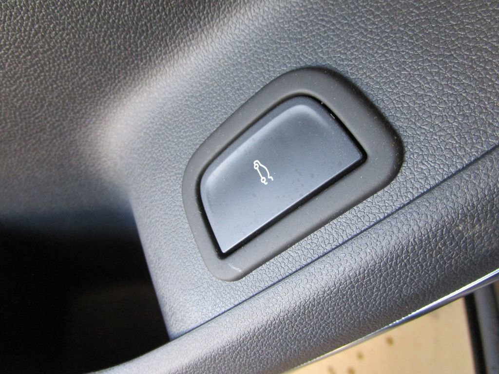 Used 2024 Chevrolet Traverse RS image 19