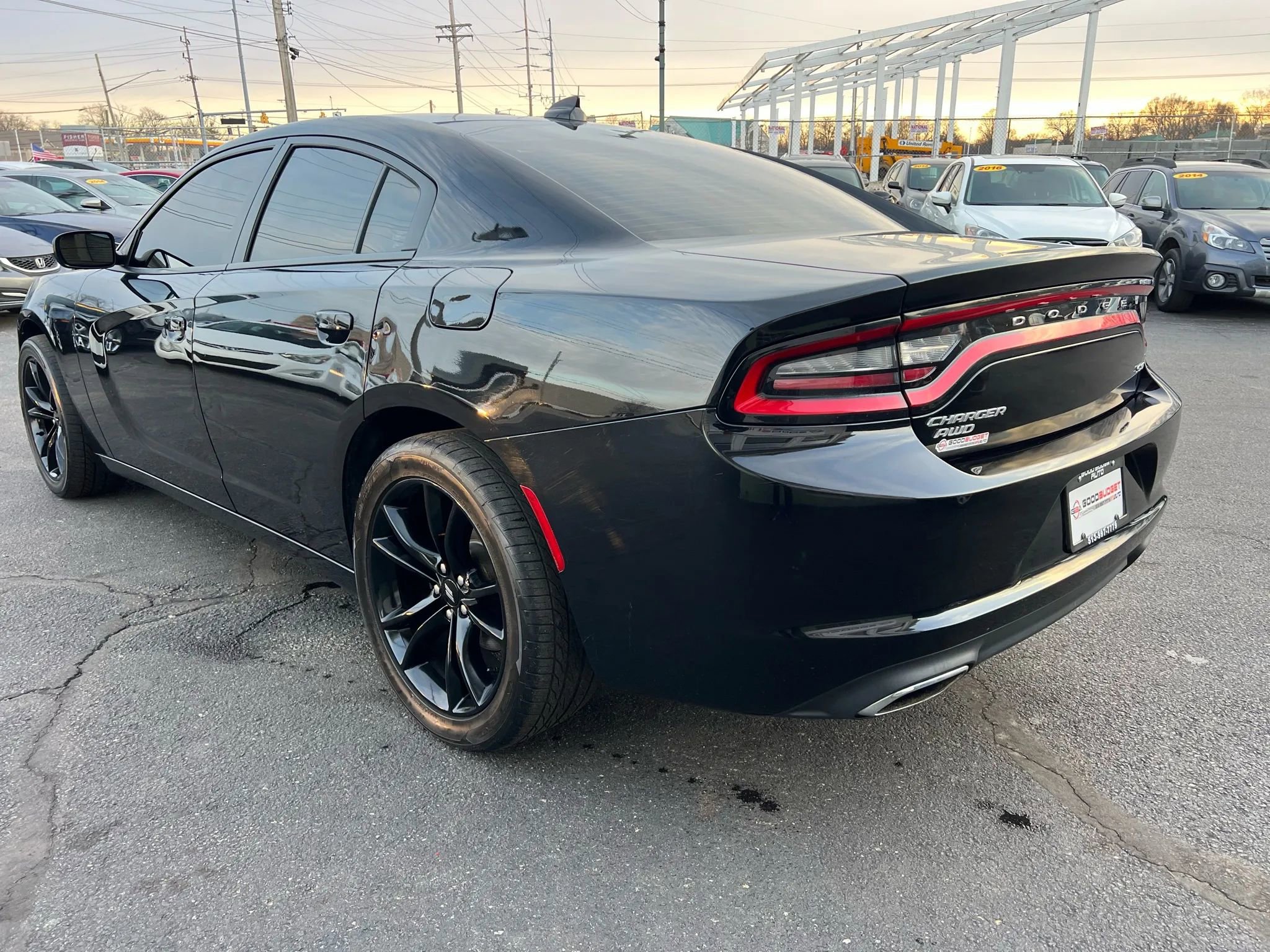 Used 2017 Dodge Charger SXT image 3
