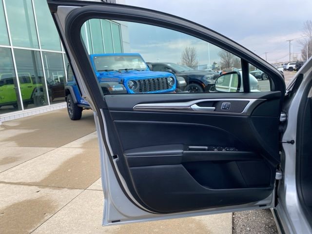 Used 2017 Ford Fusion SE w/ Fusion SE Technology Package image 9