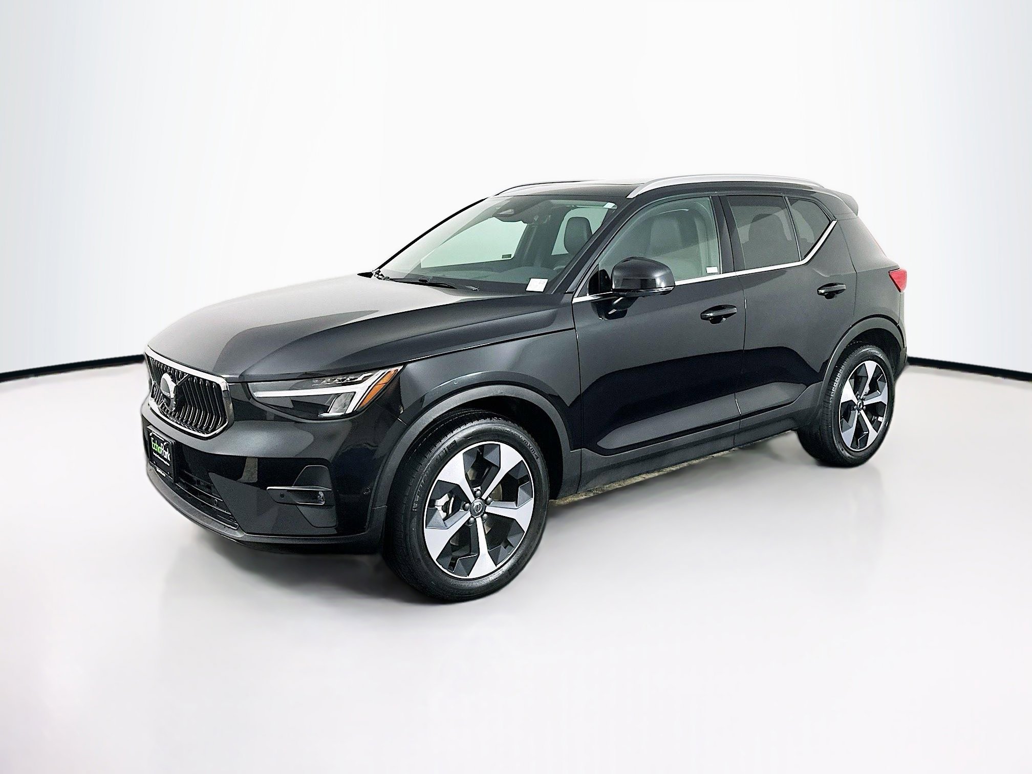 Used 2025 Volvo XC40 B5 Plus image 3