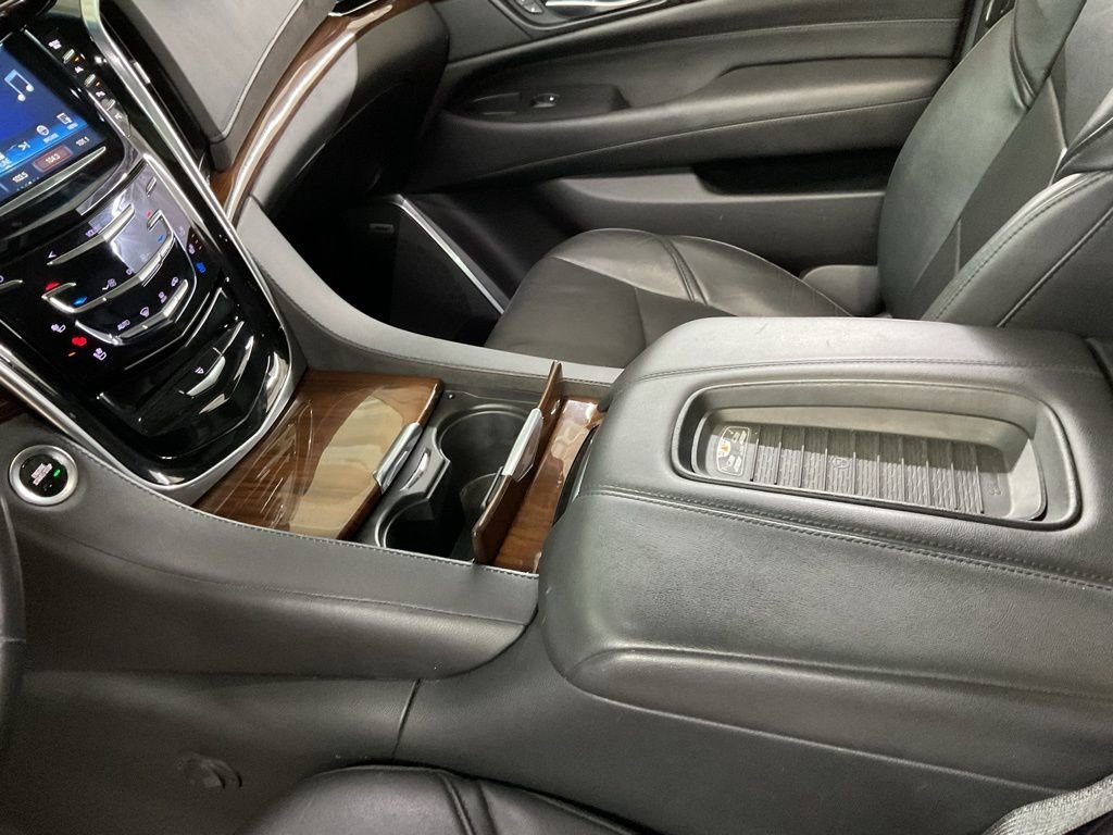 Used 2019 Cadillac Escalade Luxury image 18