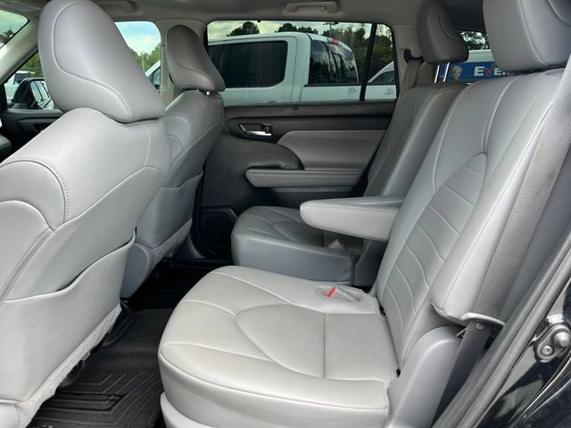 Used 2021 Toyota Highlander XLE FWD image 6