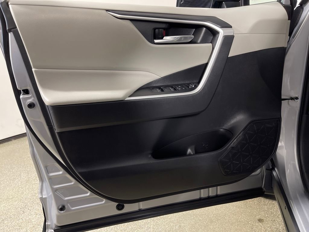 Used 2022 Toyota RAV4 XLE Premium image 17