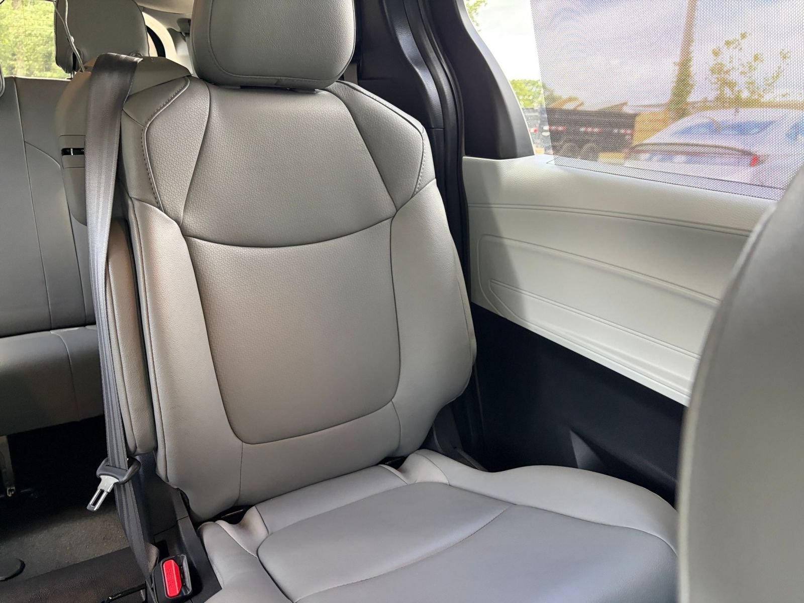 Used 2025 Toyota Sienna XLE FWD image 39