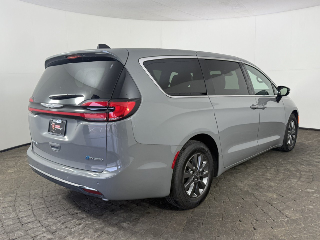 Used 2025 Chrysler Pacifica Select FWD image 9