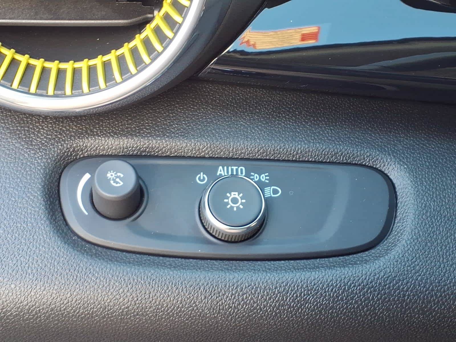 Used 2024 Chevrolet Trax ACTIV w/ Sunroof Package FWD image 11