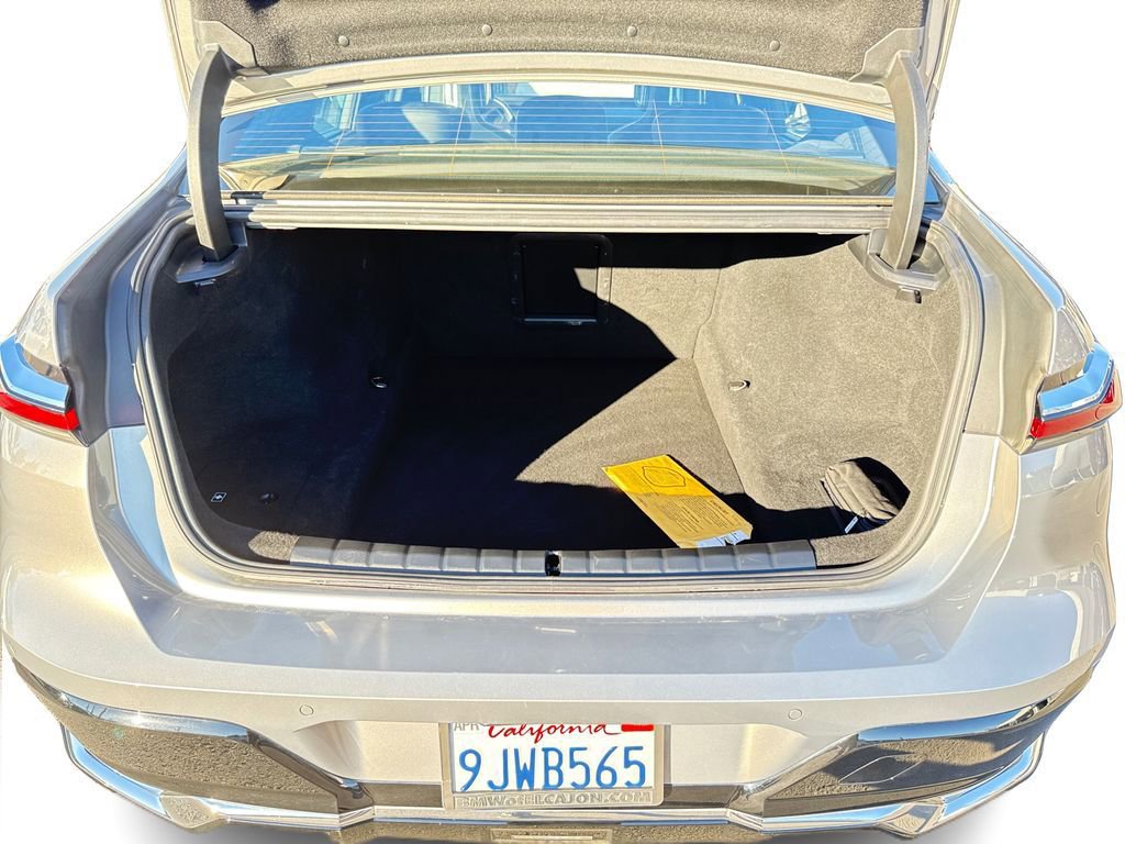 Used 2023 BMW 740i w/ Parking Assistance Package image 11