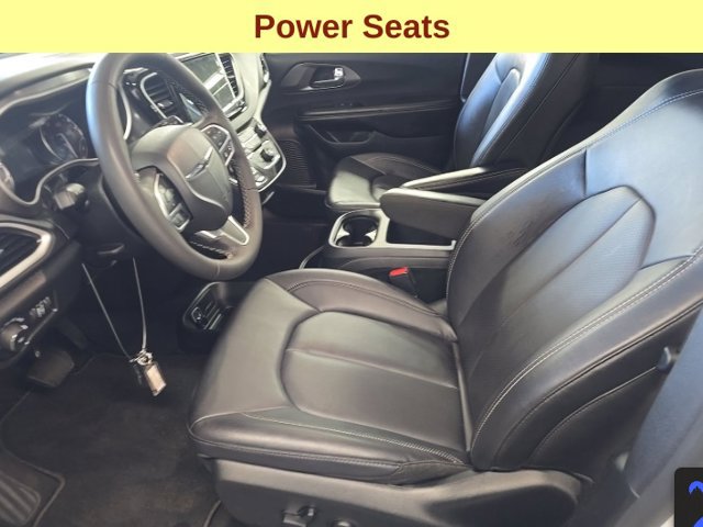 Used 2026 Chrysler Pacifica Select FWD image 11