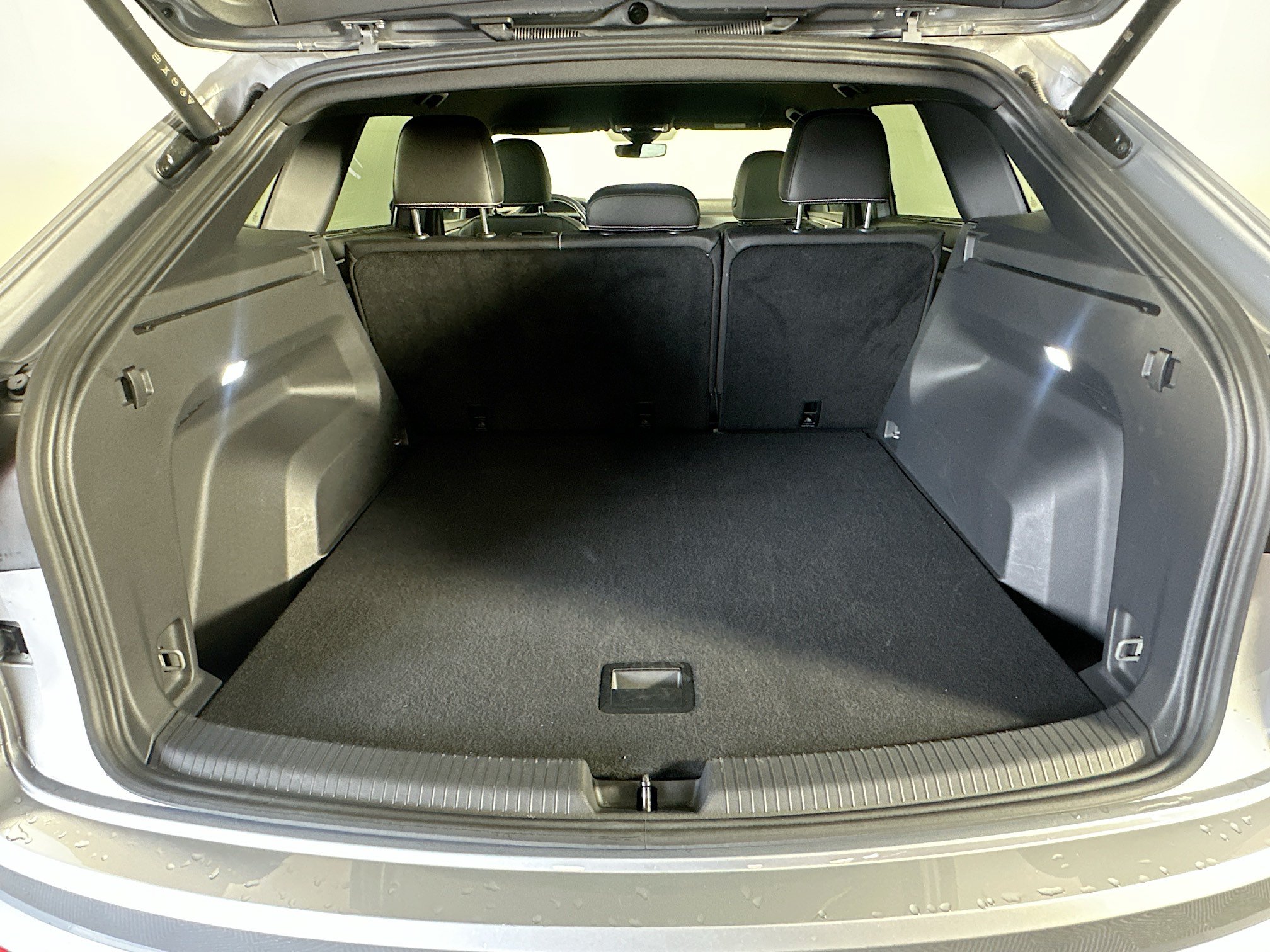 Used 2025 Volkswagen Atlas Cross Sport SE FWD image 27