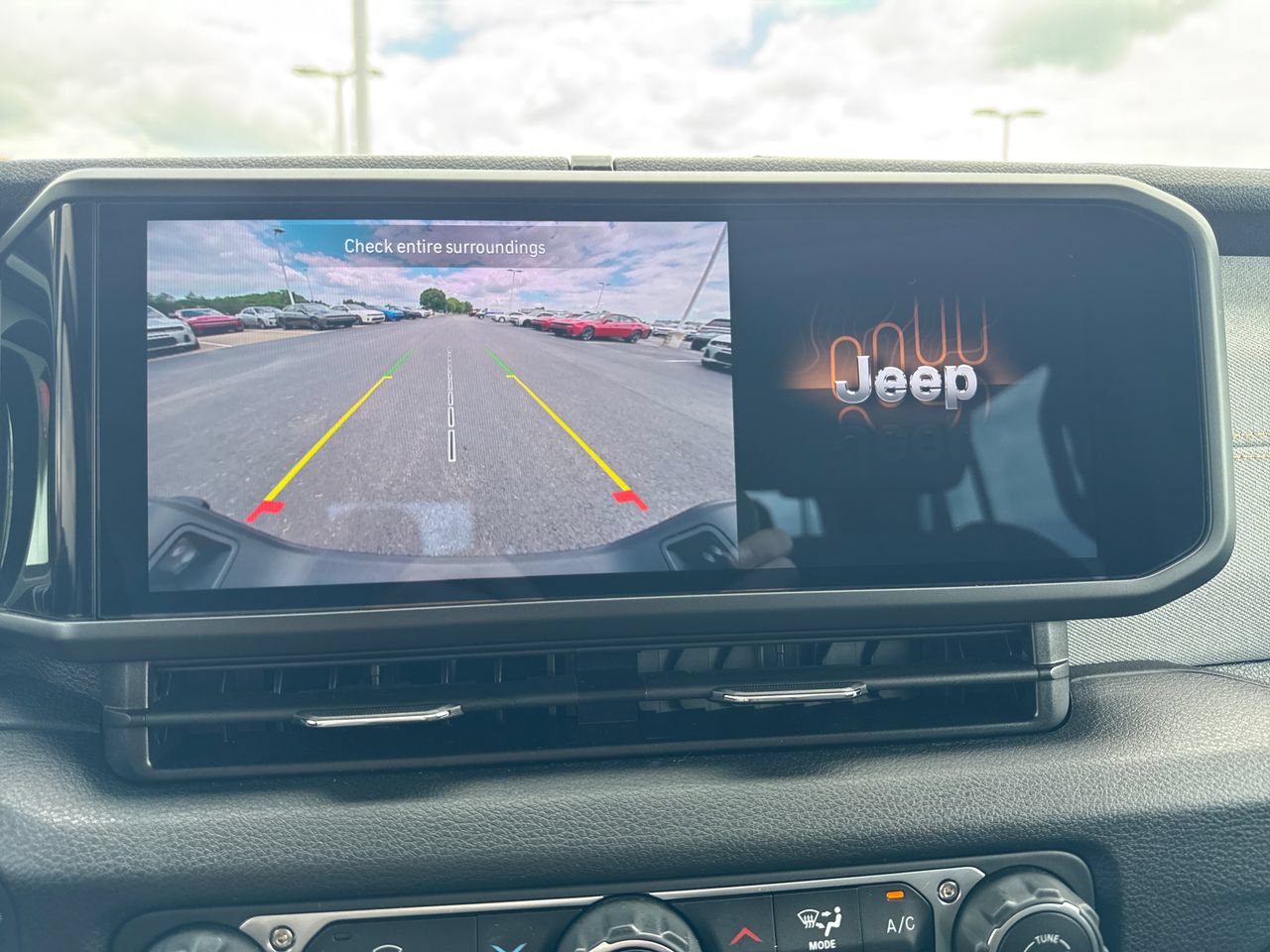 Used 2025 Jeep Gladiator Sport AWD/4WD image 19