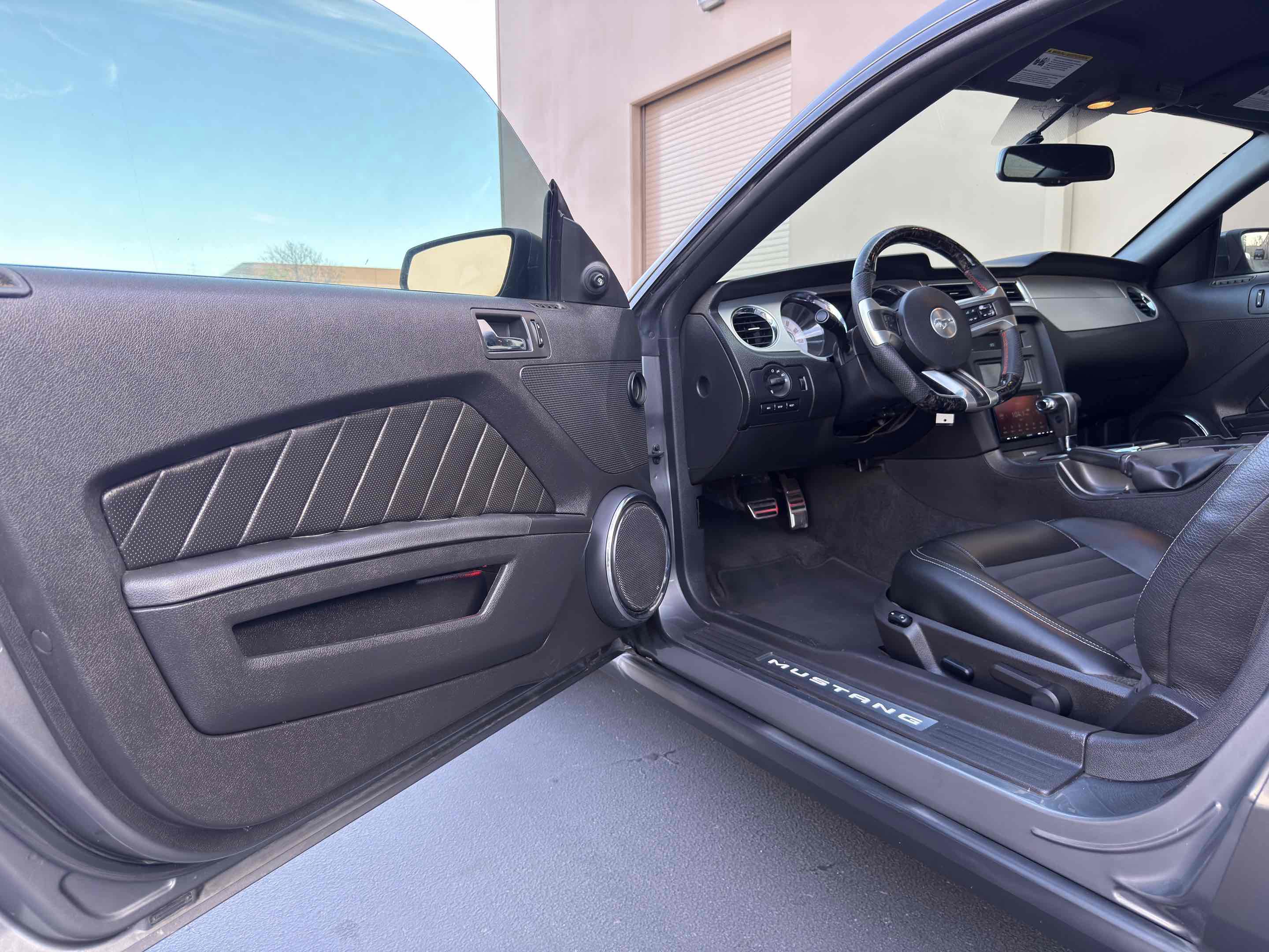 Used 2010 Ford Mustang Premium RWD image 30