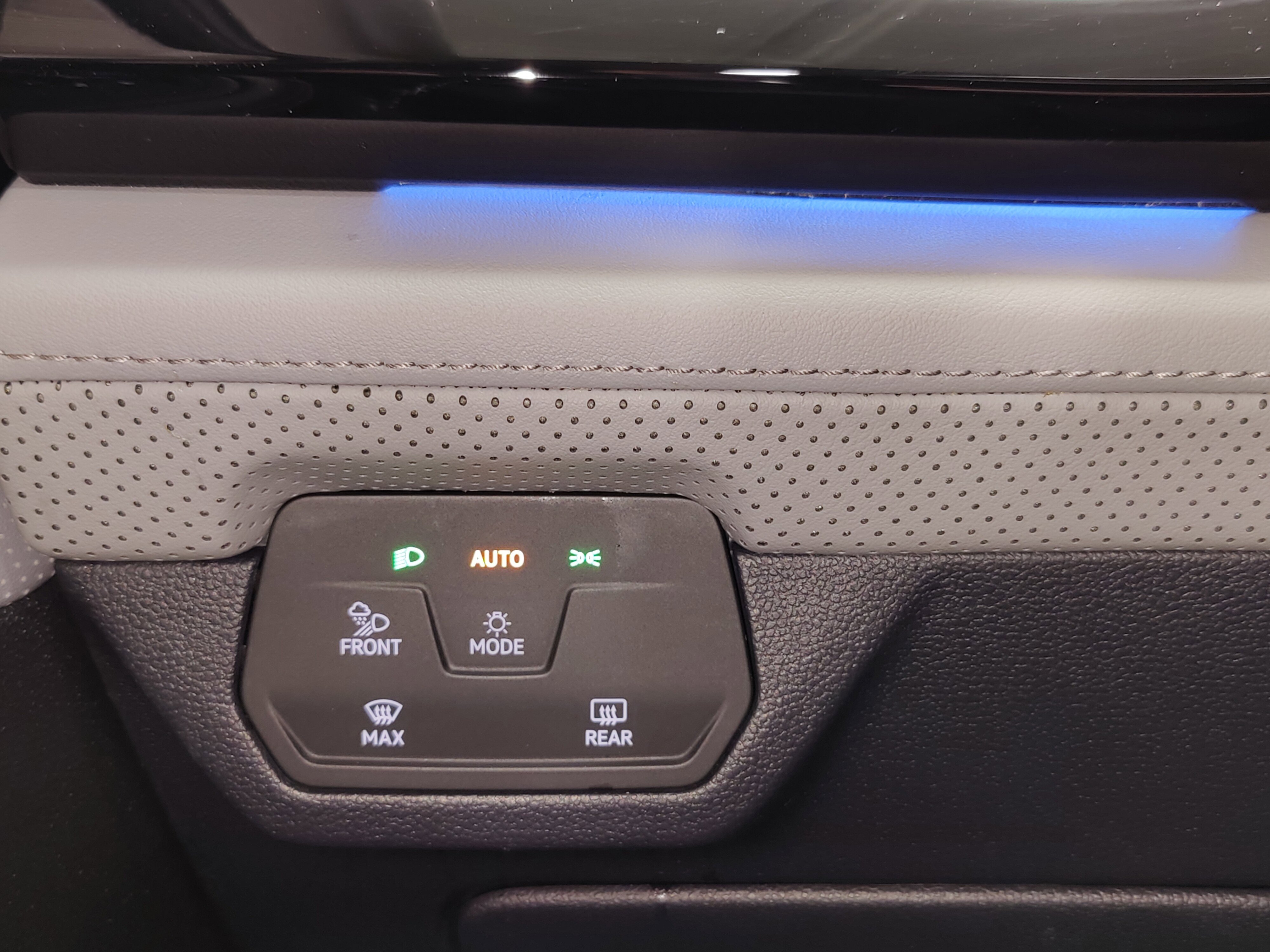 Used 2025 Volkswagen Atlas Peak Edition SE image 29