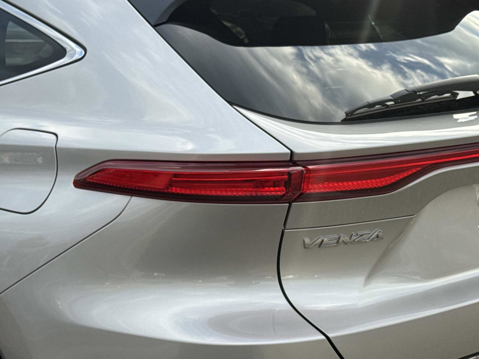 Used 2024 Toyota Venza LE image 28