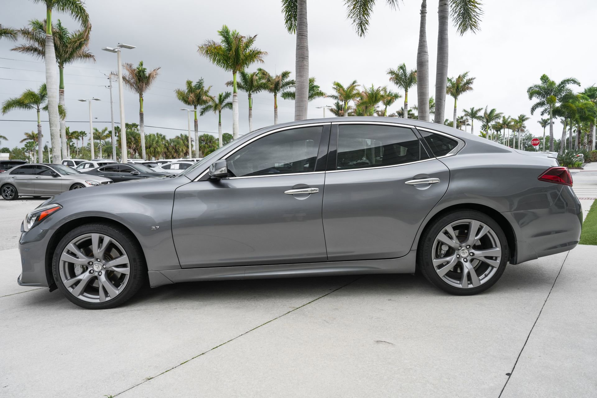 Used 2019 INFINITI Q70 Luxe w/ Sport Package image 7