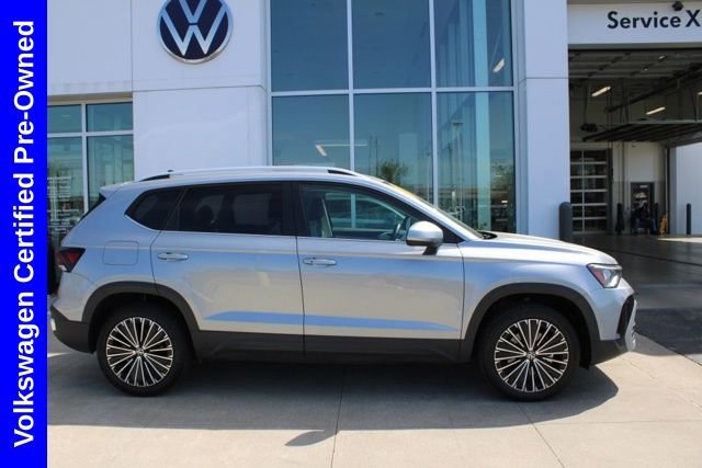 Used 2025 Volkswagen Taos SE w/ Panoramic Sunroof Package FWD image 5
