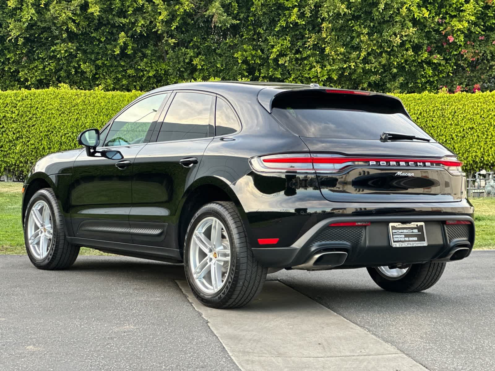 Certified 2025 Porsche Macan AWD/4WD image 3