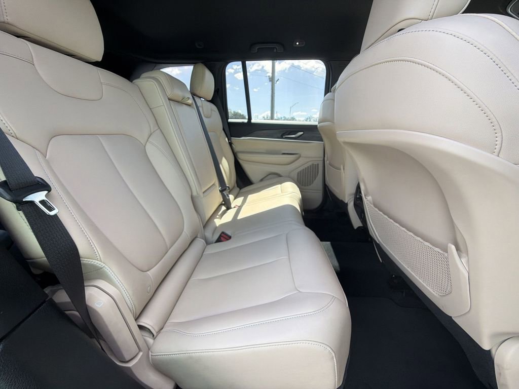 Used 2023 Jeep Grand Cherokee Limited image 31