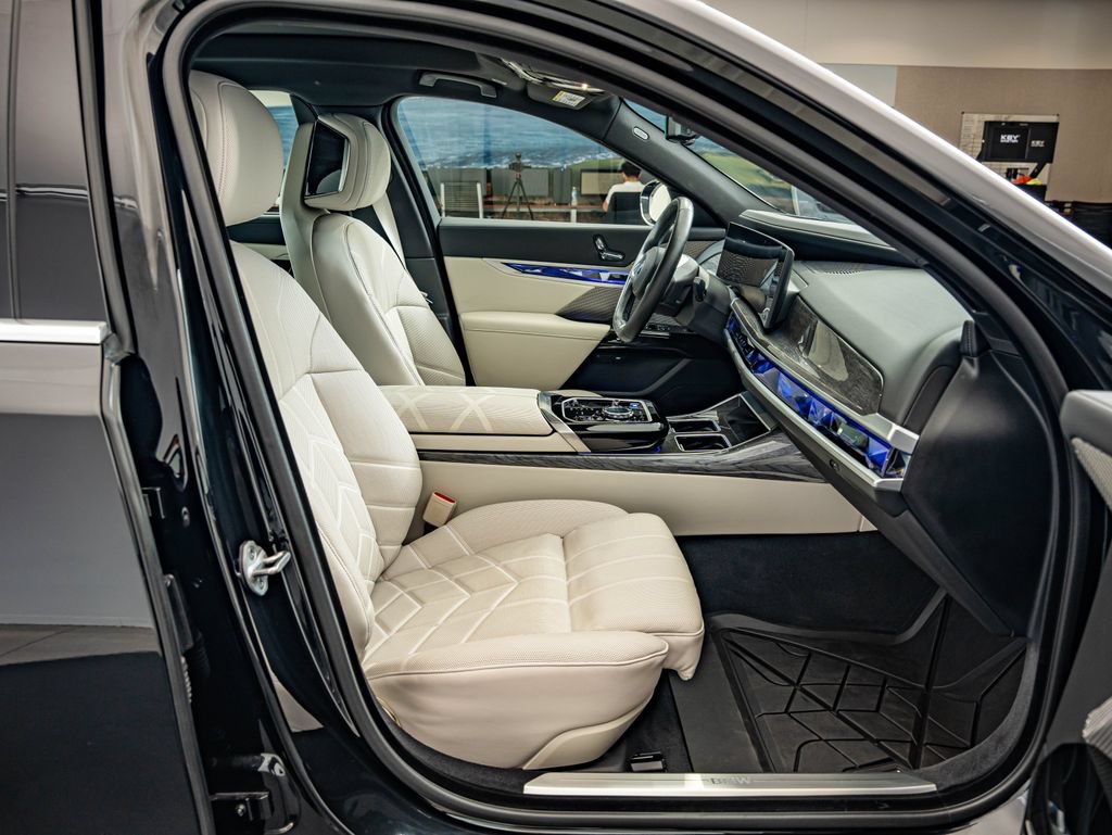 Used 2024 BMW i7 eDrive50 RWD image 39