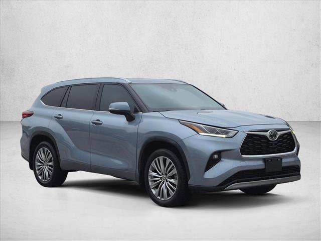Used 2023 Toyota Highlander Platinum FWD image 3