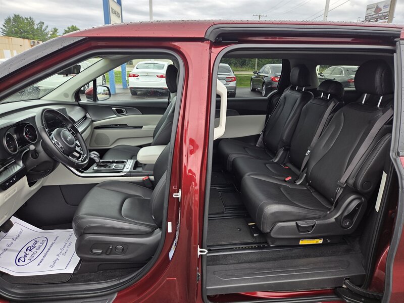 Used 2024 Kia Carnival LX FWD image 11