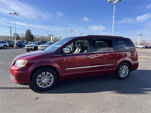 Used 2013 Chrysler Town & Country Touring-L w/ Driver Convenience Group image 3