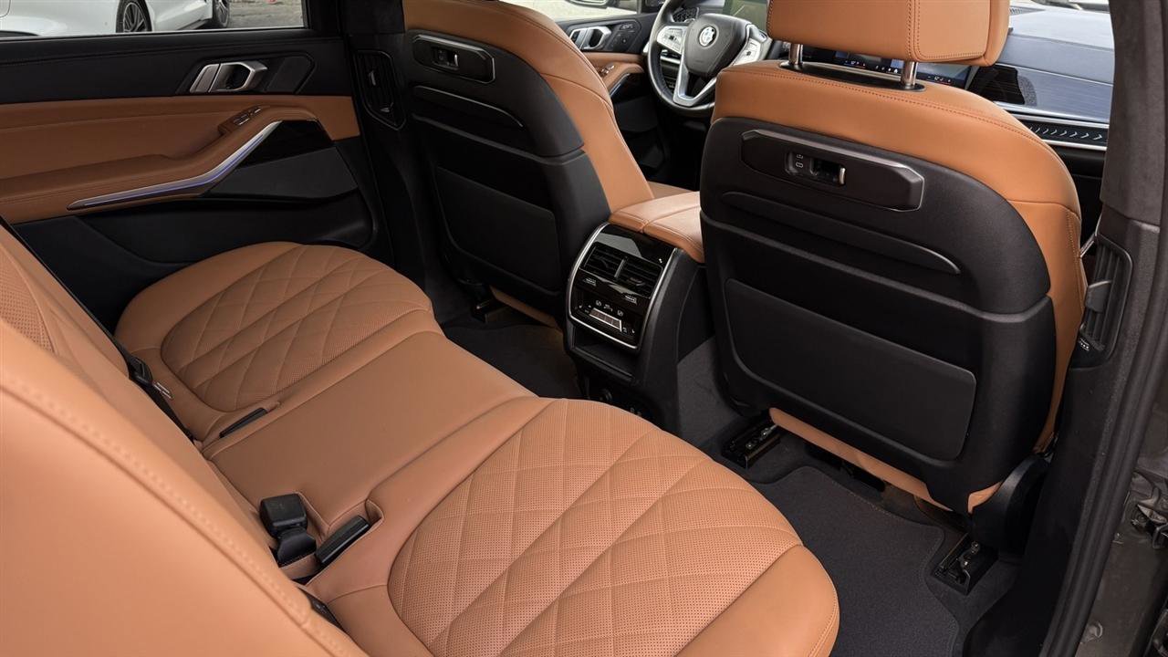 Used 2024 BMW X7 xDrive40i image 44