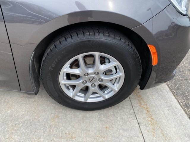 Used 2021 Chrysler Pacifica Touring-L FWD image 14