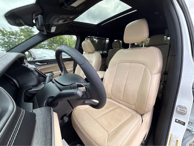 Used 2023 Jeep Grand Cherokee L Limited w/ Luxury Tech Group II AWD/4WD image 24