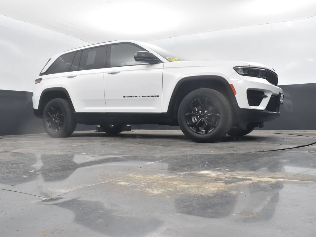 Used 2025 Jeep Grand Cherokee Altitude AWD/4WD image 44