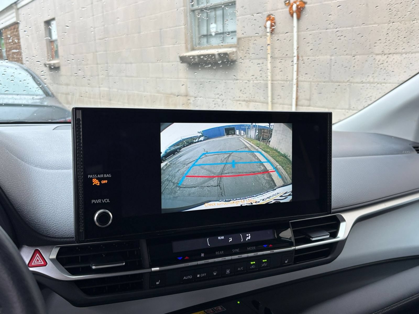 Used 2025 Toyota Sienna XLE FWD image 27