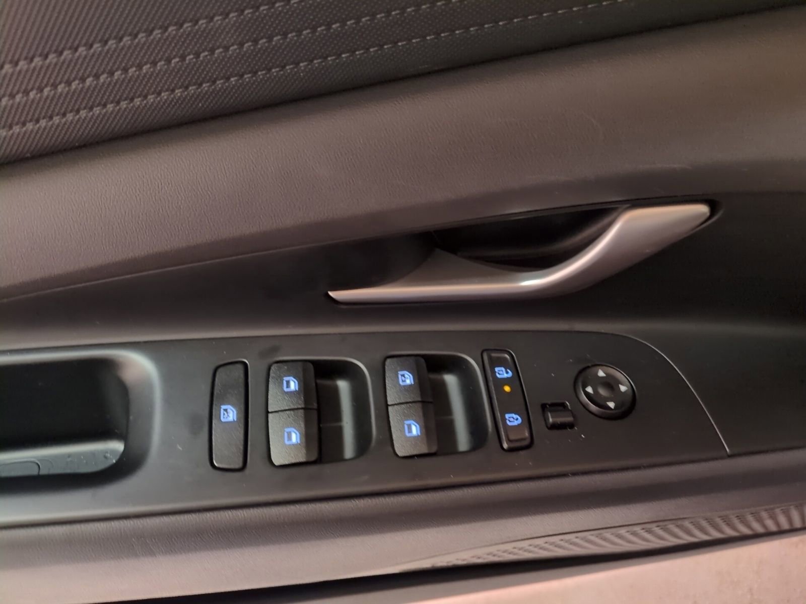 Used 2025 Hyundai Elantra Blue image 17