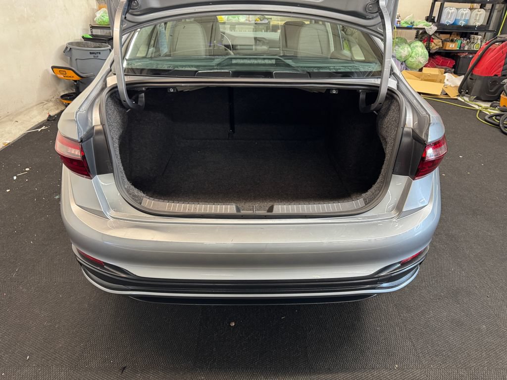 Used 2024 Volkswagen Jetta SE FWD image 6