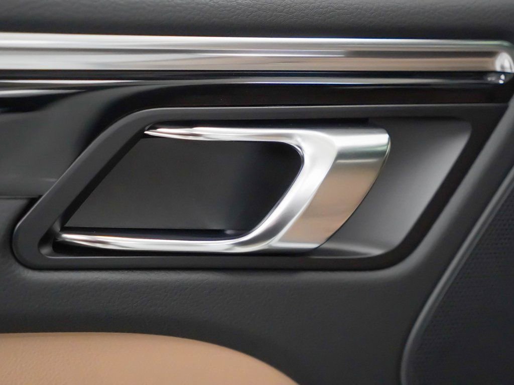 Certified 2025 Porsche Macan image 15