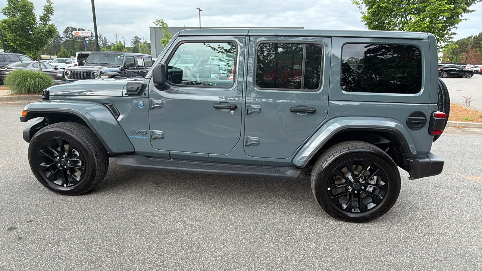 Used 2025 Jeep Wrangler Unlimited Sahara AWD/4WD image 11