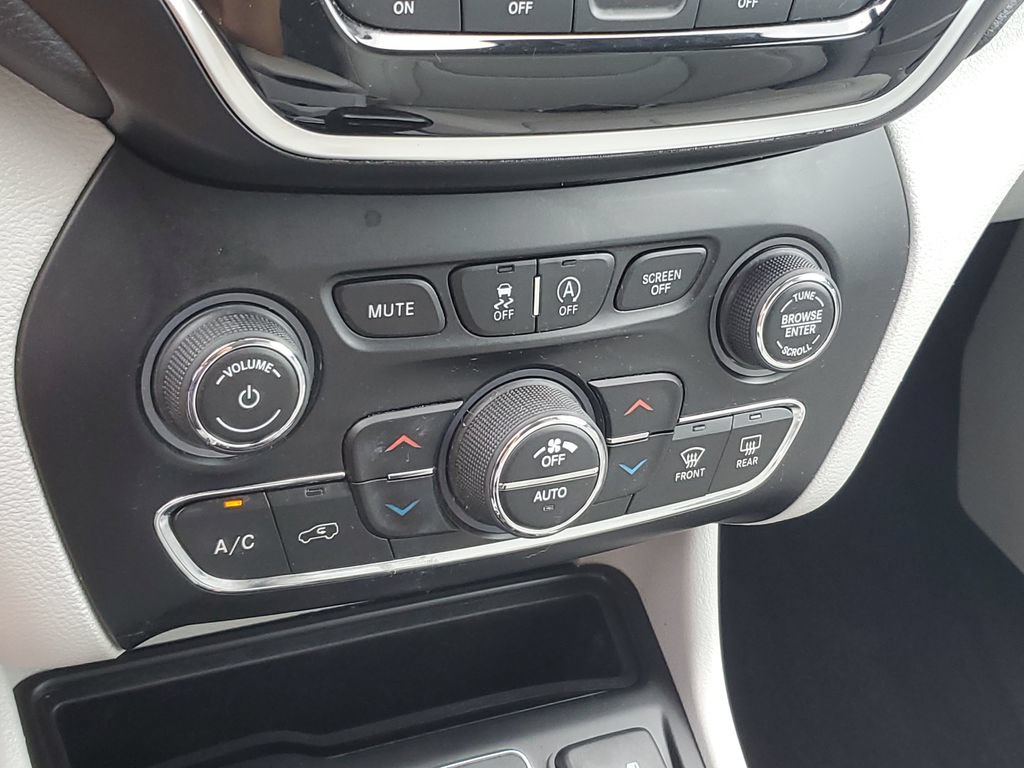 Certified 2019 Jeep Cherokee Limited w/ Luxury Group FWD image 28
