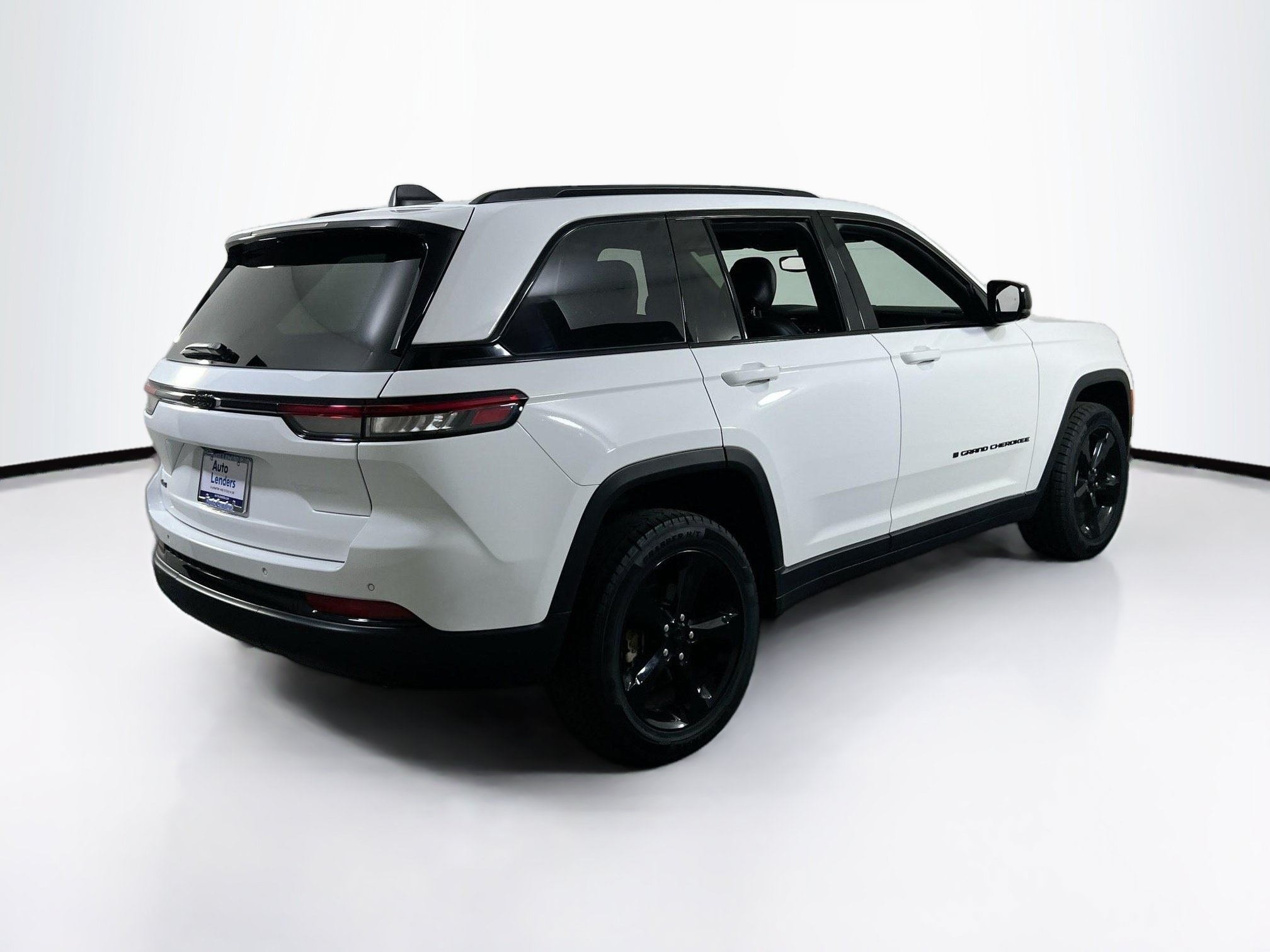 Used 2023 Jeep Grand Cherokee Altitude AWD/4WD image 5