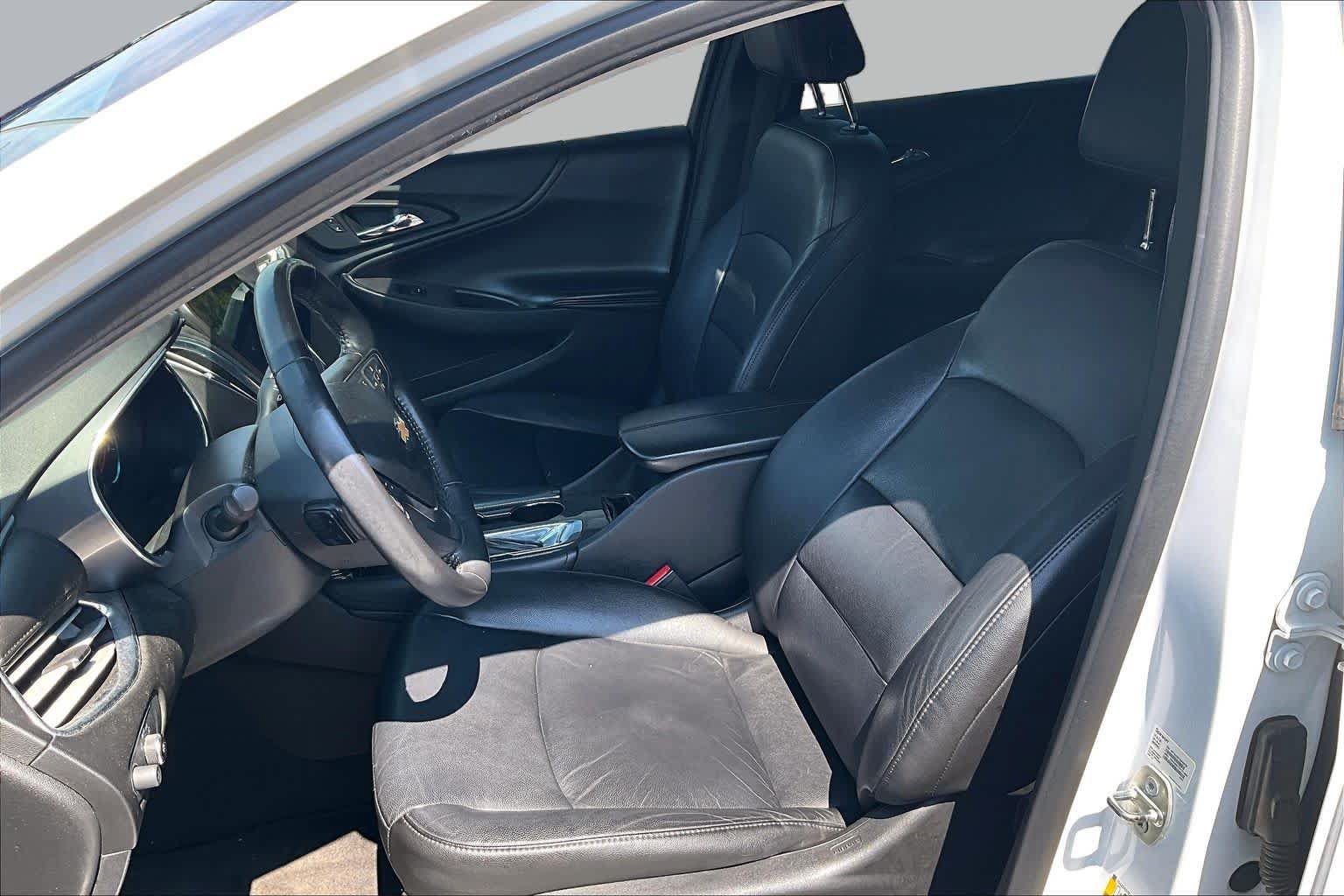 Used 2018 Chevrolet Malibu LT w/ Leather Package FWD image 7